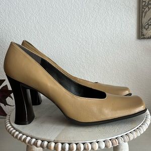 Massimo Italian leather classic square toe pump beige EUC Size 9
